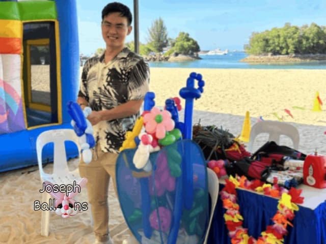 Balloon Sculpting on Sentosa Beach